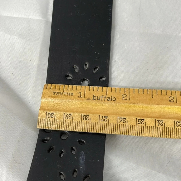 VINTAGE Black Bonded Leather Floral Eyelet Cutout Wide Belt Brass Buckle Size L - Picture 9 of 10